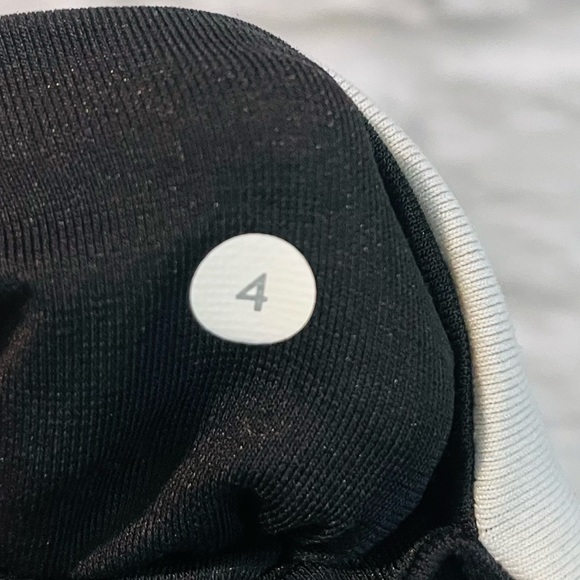 Lululemon Sz 4 Boogie Short Full-On Luon Black / Su14 Quilt 14 Floral Reversible - Picture 12 of 13